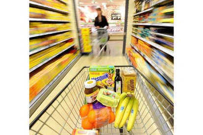 Una mujer hace la compra en un súper. JULIAN TRATENSCHULTE