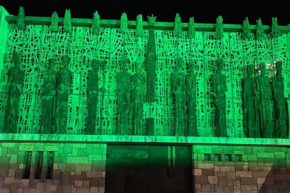 El santuario de La Virgen, iluminado en color verde por la Guardia Civil. DL