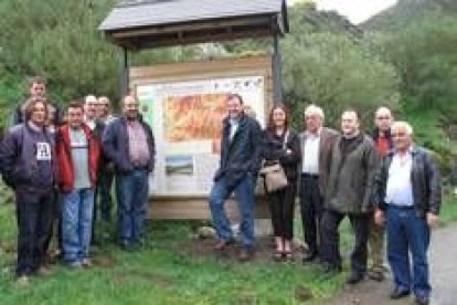 Antonio Silván, con los candidatos de la montaña oriental a en la entrada al valle de Lechada