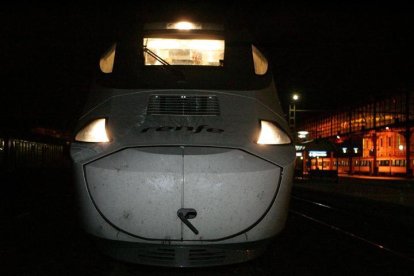 Un tren parado en la estación de Gijón.