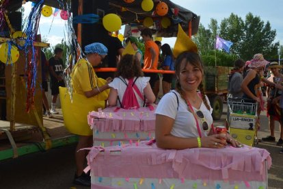 El desfile reunió a sus vecinos en un divertido ambiente . MEDINA