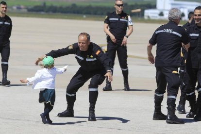 Un niño corre a abrazar a su padre a la llegada de la UME a Madrid