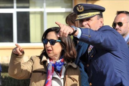 Margarita Robles junto al Jefe del Estado Mayor del Ejército del Aire, Javier Salto.