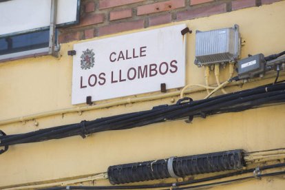 Algunas arterias de la ciudad ya exhiben formas leonesas (‘llombos’ equivale a ‘lomos’) o aluden a personas relacionadas con el uso literario de la lengua, como Xaime Andrés, el pionero Caitano Bardón o la prolífica escritora Eva G