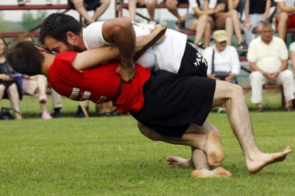 La lucha leonesa es uno de los deportes con más tradición. MARCIANO PÉREZ