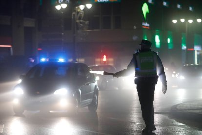 Control policial en el centro de León. JESÚS F. SALVADORES