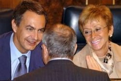 Rodríguez Zapatero y Fernández de la Vega conversan con el ministro José Montilla antes de la sesión