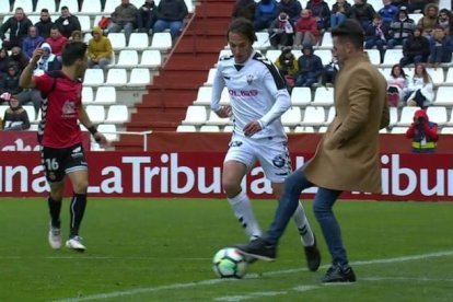 Rubén de la Barrera en el momento de tocar el balón con el partido en juego