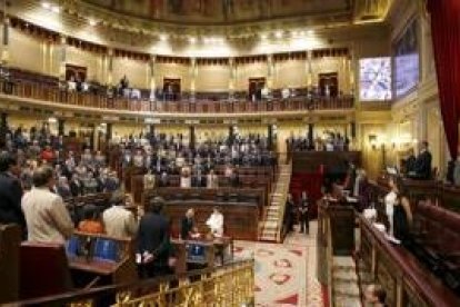 Los diputados del Congreso durante el minuto de silencio en memoria de los seis soldados fallecidos