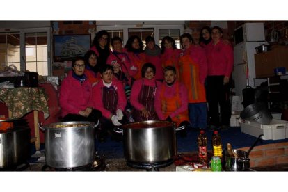 La asociación preparó una comida popular para todos los vecinos. CAMPOS