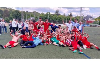 La Cultural B, brillante campeón del Grupo B de la 1ª División Regional Juvenil, celebra el título aunque no puede ascender. CYDL