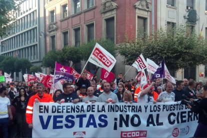 Imagen de la manifestación a su paso por la plaza de Calvo Sotelo