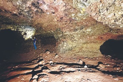 Una de las impresionantes salas, con más de dos metros de altura, desde la que se vertebran varias galerías donde se extrajo el oro en época romana. javier FERNÁNDEZ LOZANO