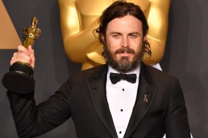 Cassey Affleck, el pasado domingo, con su Oscar a mejor actor.