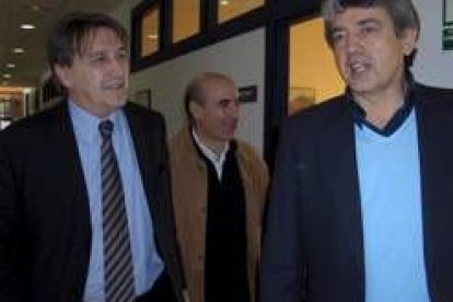 Raimon Martínez, Manuel Rubial y Miguel Martínez durante la visita del primero al ayuntamiento