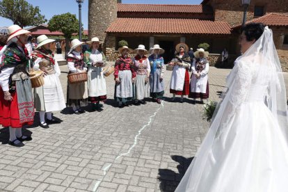 El Grupo Barandal aportó el toque tradicional a la llegada y salida de los novios. FERNANDO OTERO