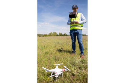 David Iriondo con uno de sus drones.