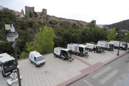 Nuevas barredoras, alineadas ante el Castillo. ANA F. BARREDO