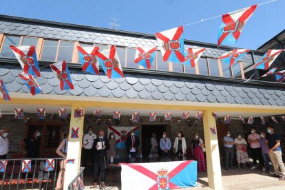 Acto de celebración en Peranzanes este verano para rememorar el primer izado de la bandera del Bierzo en la consistorial. L. DE LA MATA