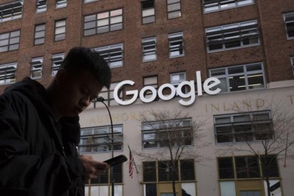 Un hombre utiliza un móvil ante unas oficinas de Google en Nueva York.