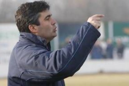 Fierro, entrenador bañezano, dando instrucciones a sus jugadores durante un lance del partido