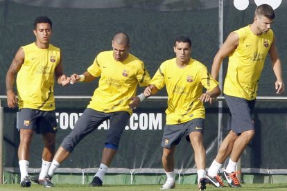 Thiago, Victor Valdés, Pedro y Piqué preparan el partido contra el Sporting de Gijón.