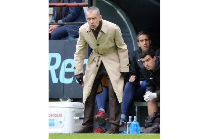 Carlos Terrazas sigue las evoluciones de su equipo en el partido ante el Celta B. MARTA G. BREA