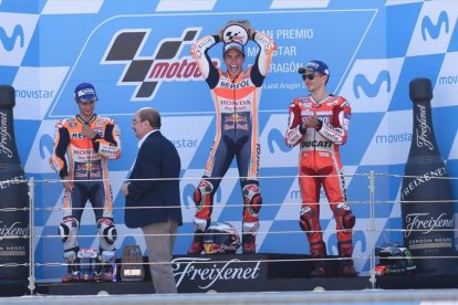 Pedrosa, junto a Lorenzo y el ganador Márquez en el pódium