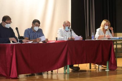 La presidencia de la Comunidad de Regantes del Bierzo Bajo, ayer, en la reunión en la Sindical. DE LA MATA