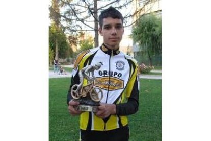 Rubén posa con el trofeo que le acredita como campeón autonómico