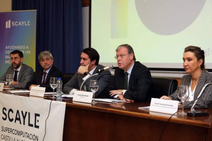 Vicente Matellán, Juan Francisco García Marín, Juan Carlos Suárez-Quiñones, Antonio Silván y Victoria Seco, . DL