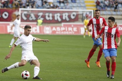 La imagen recoge el instante en el que Zelu, el más destacado del cuadro leonés, pone el balón en el área visitante para que Abu marque en propia puerta. FERNANDO OTERO