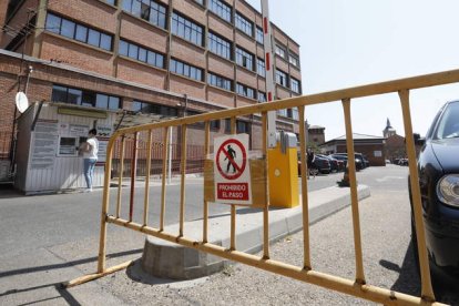 Acceso al actual aparcamiento en superficie desde la calle Santa Nonia, junto a la Biblioteca. MARCIANO PÉREZ