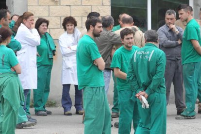 Gestos de preocupación en todos los rostros de un un grupo de trabajadores concentrados ayer a las puertas de La Rozada.