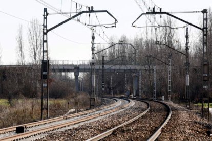 Obras de instalación de raíles en el tramo León-La Robla, en 2019. MARCIANO PÉREZ