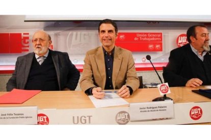 El alcalde de Alcalá de Henares, Javier Rodríguez Palacios, en el centro de la fotografía.