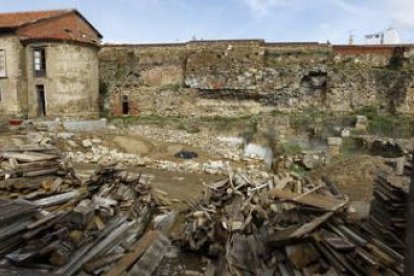 El solar de Santa Marina donde se hallaron barracones de la Legio VI, lleno de escombros y basura.