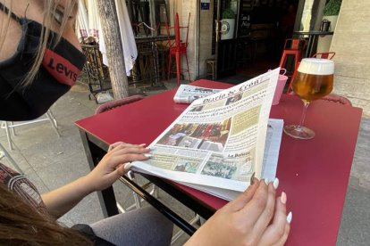 La lectura del periódico, como todas las actividades, debe respetar las medidas sanitarias establecidas. RAMIRO