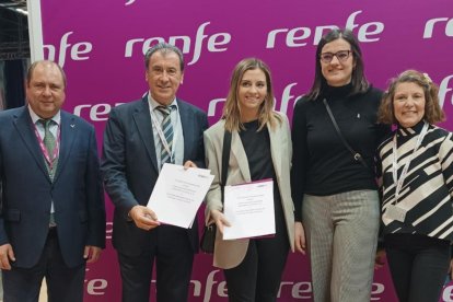 Representantes de Renfe y Fundos hoy en Fitur en el stand de Renfe. FUNDOS