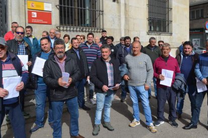 Algunos de los regantes del Páramo Bajo concentrados ayer frente a la subdelegación. MEDINA