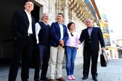 Escudero, Pacios, Riesco, la concejala de Cultura Susana Téllez y Ángel Basanta, ayer a las puertas del Ayuntamiento.