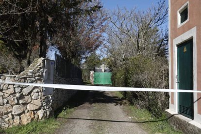 Acceso a la finca de Cembranos donde ocurrió el crimen. MARCIANO PÉREZ