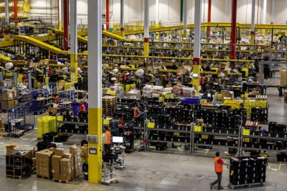 Vista general de la nave de distribución de Amazon en Torrejón de Ardoz (Madrid). EMILIO NARANJO