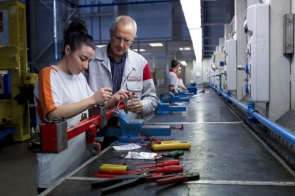 Estudiantes de Formación Profesional en la Escuela de Aprendices de Seat