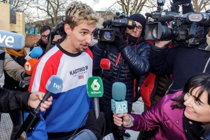 El exjugador de la Arandina CF, Carlos Cuadrado, a su salida de la prisión de Burgos donde se encontraba por una supuesta agresión sexual a una menor de quince años, después de que la jueza del Juzgado 1 de Aranda lo dejara en libertad provisional.