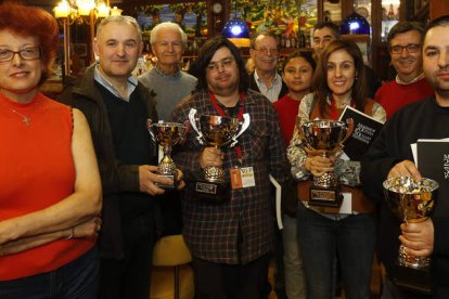 Los ganadores, con sus trofeos, junto a algunos de los participantes. JESÚS F. SALVADORES