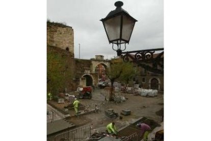 Trabajos de pavimentación de la plaza. Al fondo, la histórica Casona