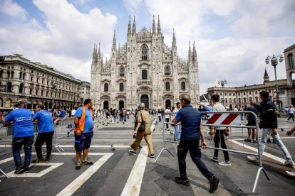 Operarios preparan el exterior de la plaza del Duomo's de Milán. MOURAD BALTI TOUATI