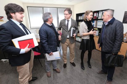 En el centro, Enrique Sáiz con Jesús Courel, ayer junto a otros asistentes a la reunión de la Fundación, en el campus.