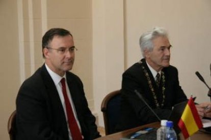 Miguel Ángel Fernández Sanjuán, junto al presidente de la Academia de las Ciencias de Lituania, prof